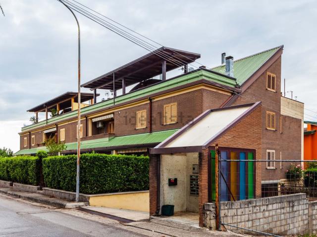 Appartamento in vendita di 85 m² in Via B. Lucarelli, 112