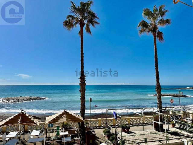 Appartamento in vendita di 86 m² in Lungomare C. Colombo, 138