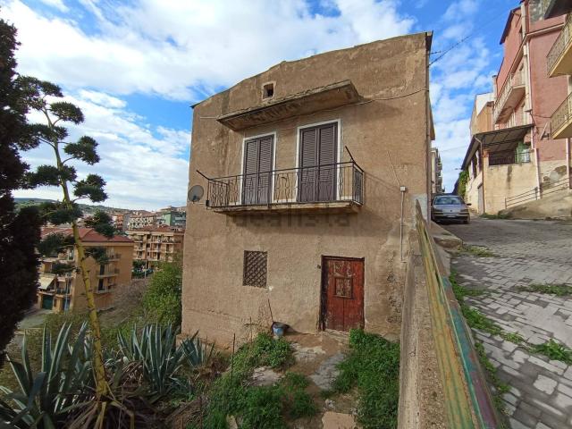 Appartamento in vendita di 86 m² in Via Cesare Battisti