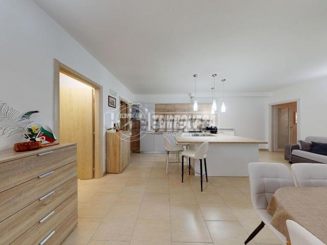 Appartamento in vendita di 86 m² in Viale Giuseppe Grassi, 140