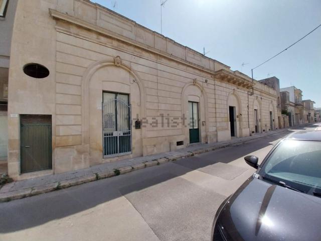 Appartamento in vendita di 879 m² in Via Cesare Battisti, 57