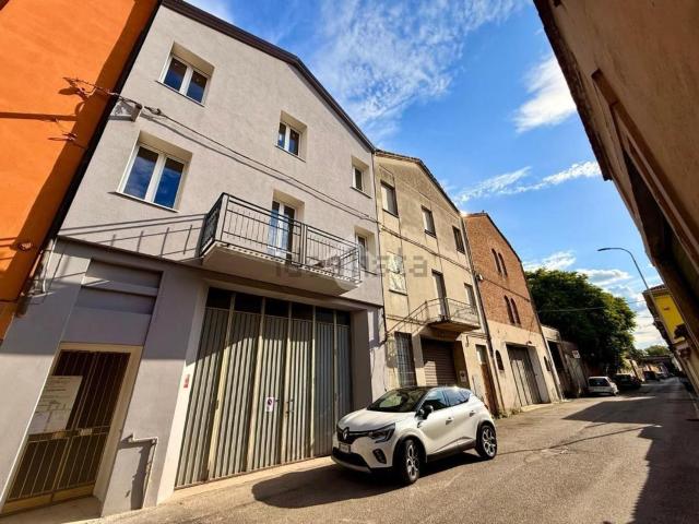 Appartamento in vendita di 93 m² in Via Zuccari Fermo, 30