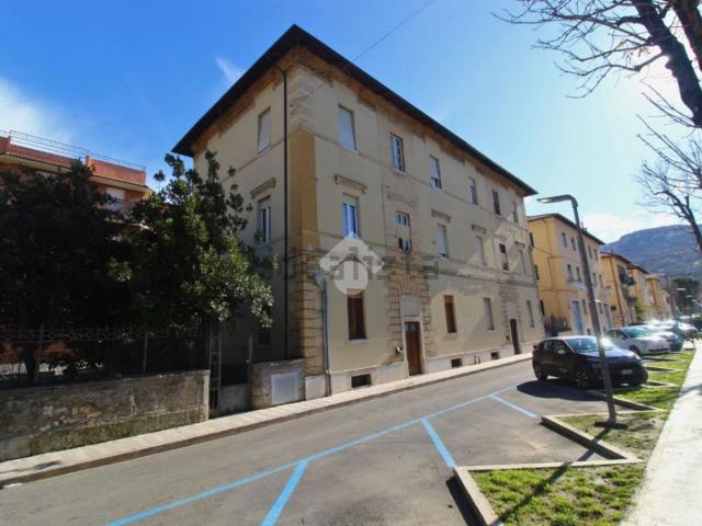 Appartamento in vendita di 93 m² in Viale Vellei Sinibaldo, 35