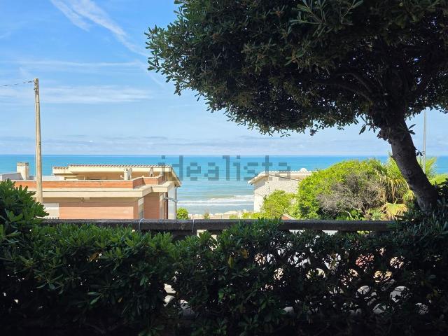 Appartamento in vendita di 90 m² in Lungomare Enea, 92
