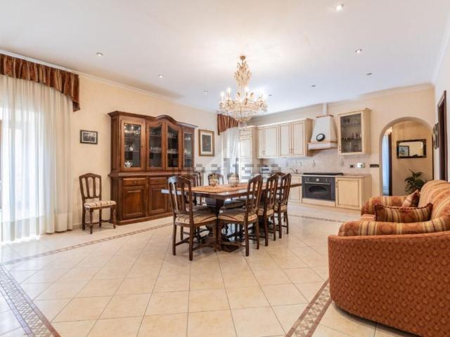Appartamento in vendita di 90 m² in Via Vittorio Veneto, 23