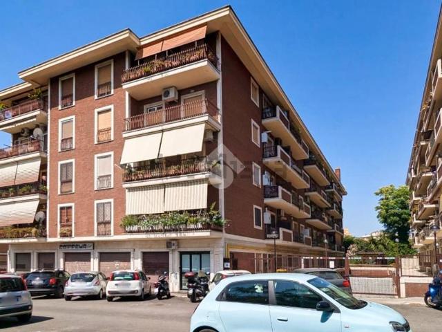 Appartamento in vendita di 90 m² in Via Beniamino Costantini, 35