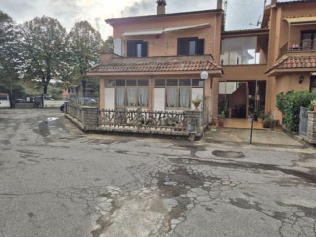 Appartamento in vendita di 90 m² in Via Cassia Botte, 105