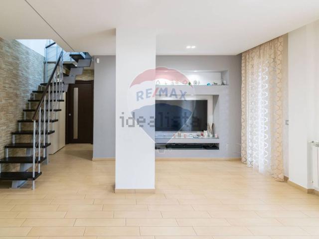 Appartamento in vendita di 90 m² in Via Emanuele Macrì, 4