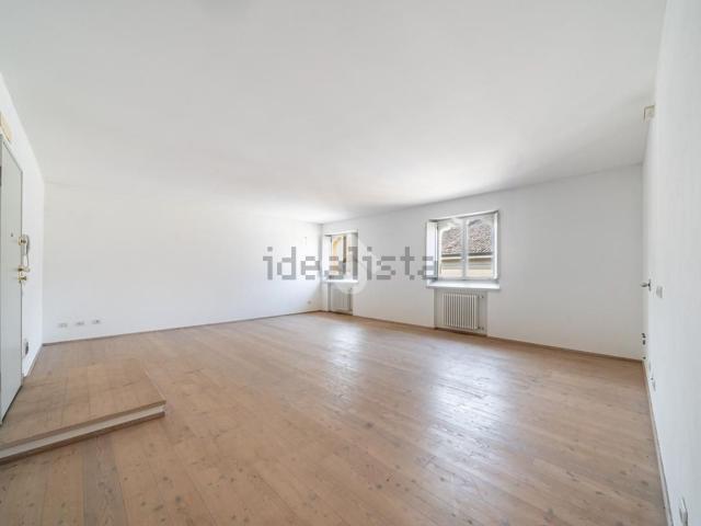 Appartamento in vendita di 90 m² in Via Emilia Santo Stefano, 5
