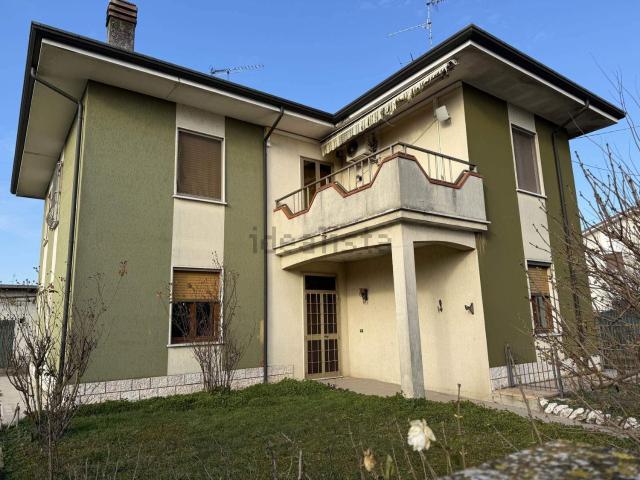 Appartamento in vendita di 90 m² in Via F.lli Cervi, 17