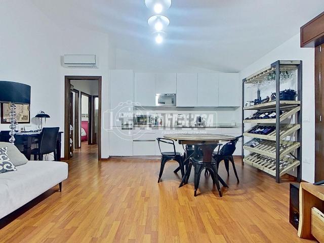 Appartamento in vendita di 80 m² in Via Golfo di Orosei, 14