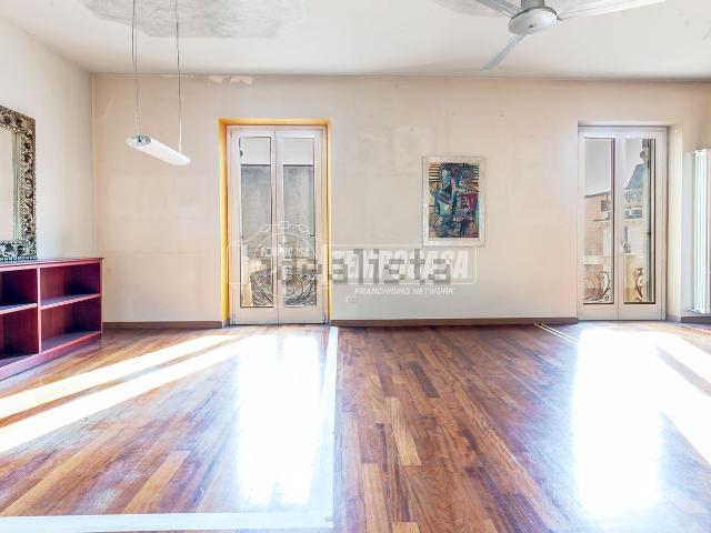Appartamento in vendita di 90 m² in Via Luigi Porro Lambertenghi