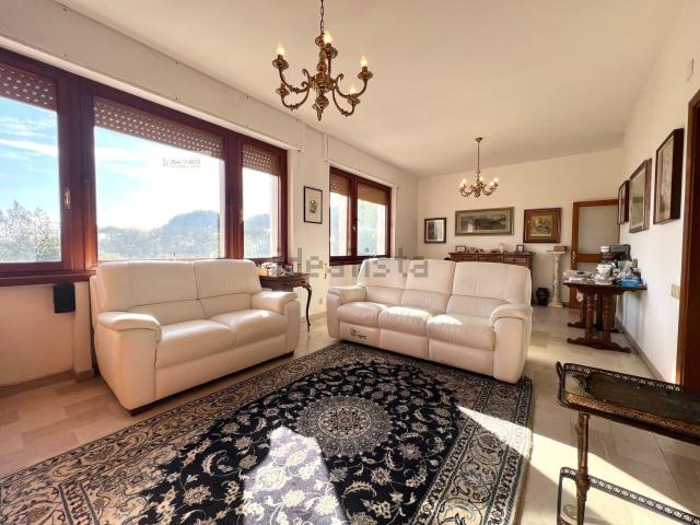 Appartamento in vendita di 90 m² in Via Medaglie d&apos Oro