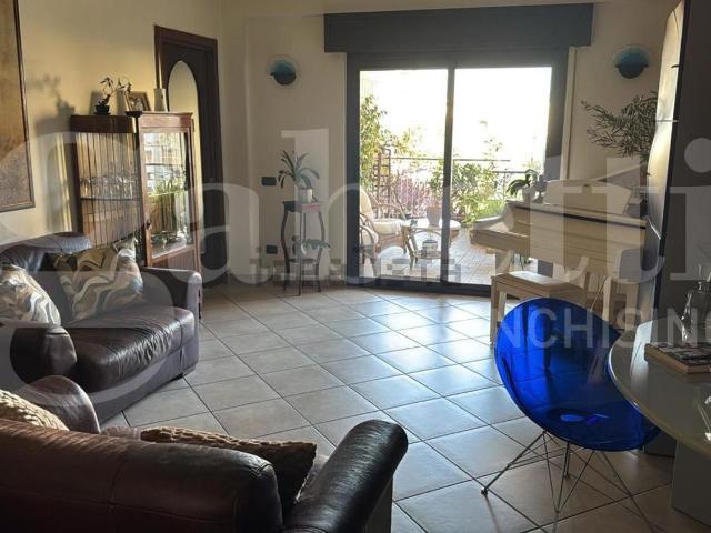 Appartamento in vendita di 90 m² in Via Salvo d&apos Acquisto, 120