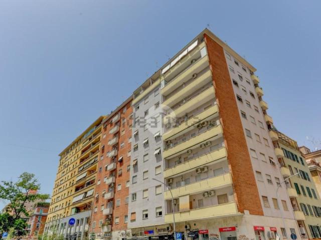 Appartamento in vendita di 90 m² in Viale Furio Camillo, 35