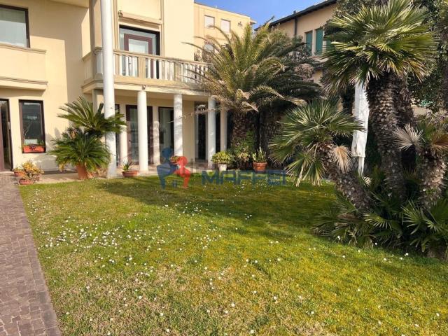 Appartamento in vendita di 90 m² in Viale Giosuè Carducci, 55049