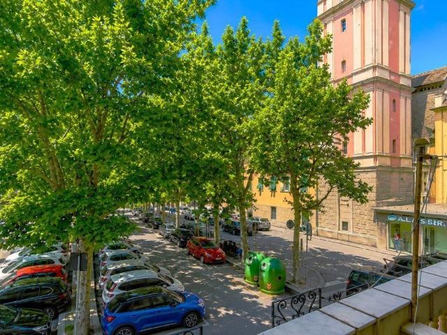Appartamento in vendita di 92 m² in Via Carlo Camozzini
