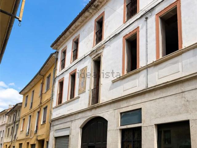 Appartamento in vendita di 92 m² in Via G. Tosalli, 2