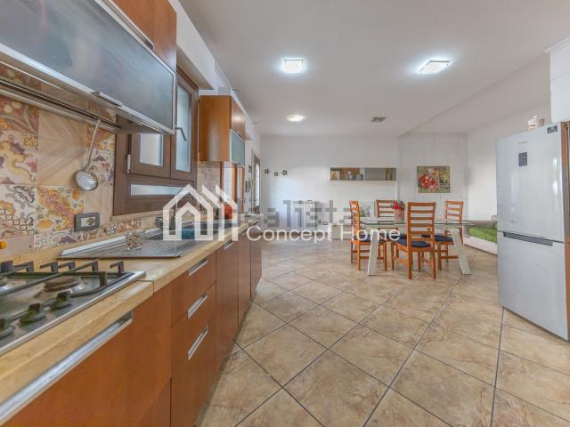 Appartamento in vendita di 94 m² in Via Trilussa, 32