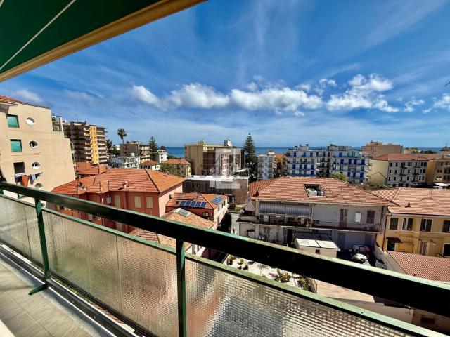 Appartamento in vendita di 94 m² in Via della Cornice, 18