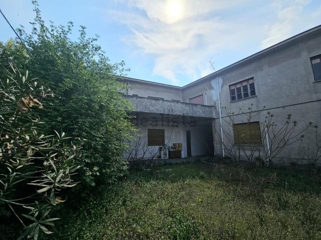 Appartamento in vendita di 950 m² in Via Fratelli Bandiera, 58