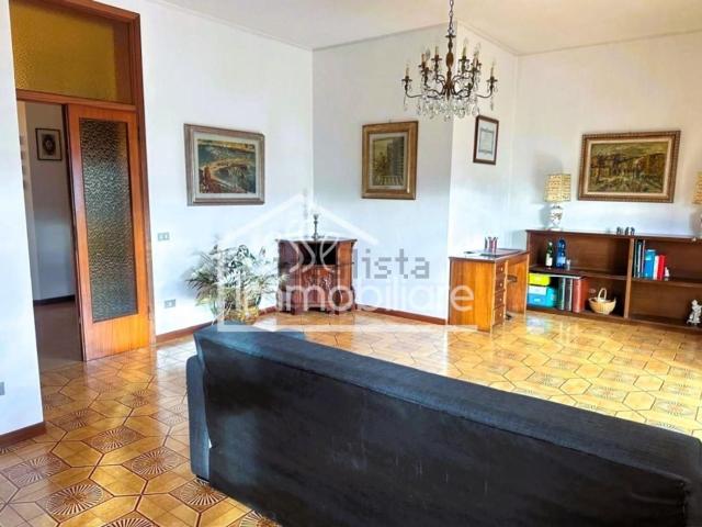 Appartamento in vendita di 95 m² in Piazza A. Toscanini, 50053