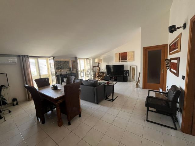 Appartamento in vendita di 95 m² in Via Etnea, 209