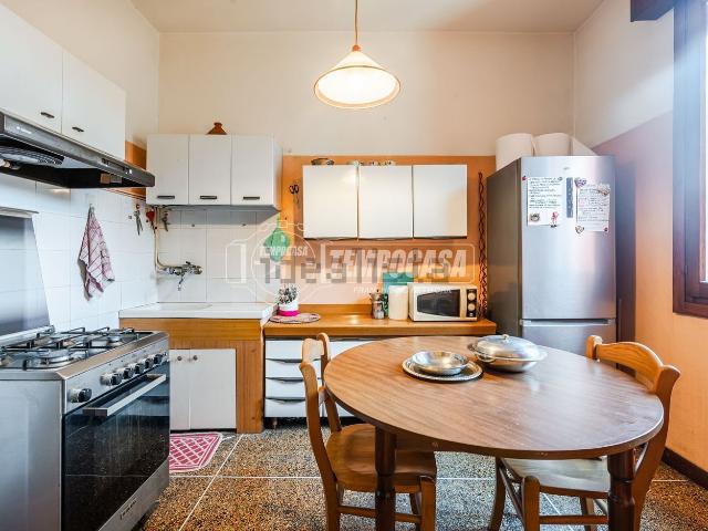 Appartamento in vendita di 95 m² in Via G. Carducci, 11