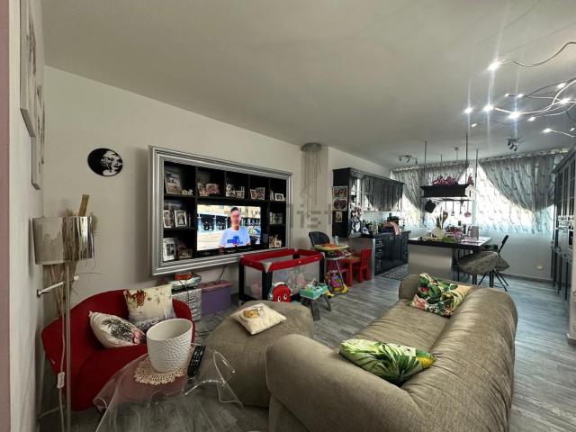 Appartamento in vendita di 95 m² in Via Giorgio Azzarà, 20
