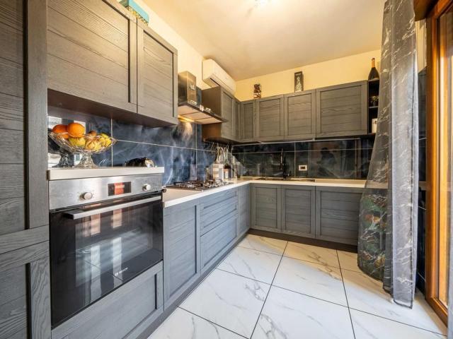 Appartamento in vendita di 95 m² in Via Giuditta Sidoli