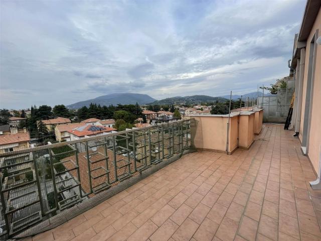 Appartamento in vendita di 95 m² in Via Monte Rosa, 3