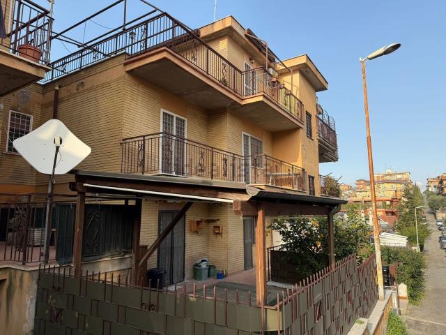 Appartamento in vendita di 95 m² in Via Salvo d&apos Acquisto