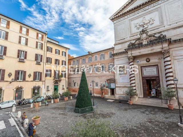 Appartamento in vendita di 96 m² in Piazza di San Salvatore in Lauro