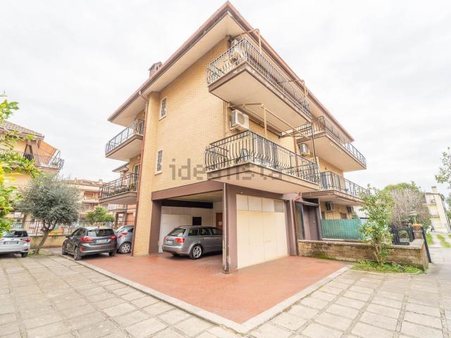 Appartamento in vendita di 98 m² in Via della Rustica, 215