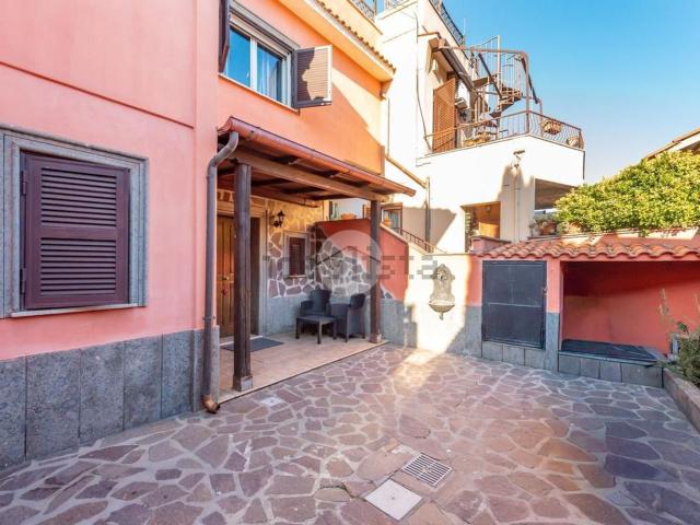 Appartamento in vendita di 100 m² in Via di Vermicino, 140