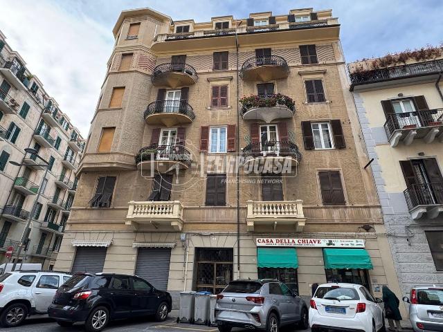 Appartamento in vendita di 100 m² in Via Edmondo de Amicis, 4