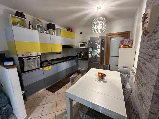 Appartamento in vendita di 100 m² in Via Lago di Como, 7