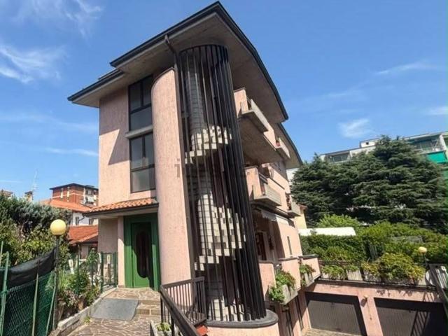 Appartamento in vendita di 100 m² in Via Monte Cimone, 8
