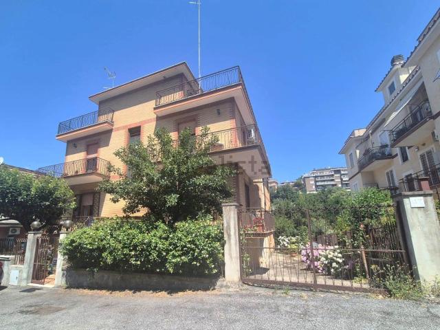 Appartamento in vendita di 100 m² in Via San Quirico D&apos Orcia, 45