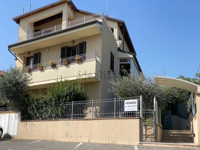 Appartamento in vendita di 100 m² in Via Santa Maria in Cerreto, 31