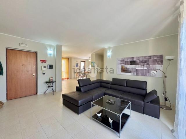 Appartamento in vendita di 100 m² in Via Renato Carosone, 5