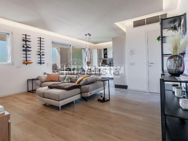 Appartamento in vendita di 101 m² in Via Giampietro Lucini, 4