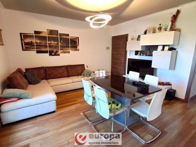 Appartamento in vendita di 102 m² in Via Don Domenico Lora, 19