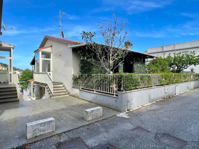 Appartamento in vendita di 102 m² in Via dei Castagni, 1