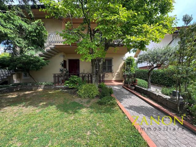 Appartamento in vendita di 102 m² in Via Ugo Foscolo, 13