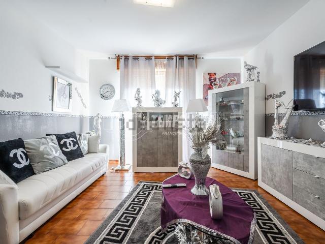 Appartamento in vendita di 104 m² in Via Prov. Circonvallazione, 114