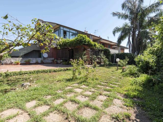Appartamento in vendita di 104 m² in Via Ugo Foscolo, 3