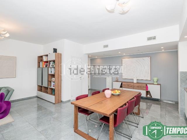 Appartamento in vendita di 105 m² in Via Cesare Battisti