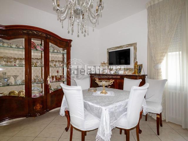 Appartamento in vendita di 105 m² in Via Fratelli Cervi