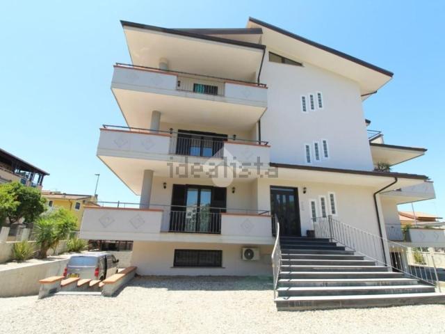 Appartamento in vendita di 105 m² in Via U. Foscolo